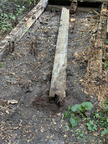 Eine verfaulte Bohle am Steg zeigt deutlich die Notwendigkeit der Reparatur.